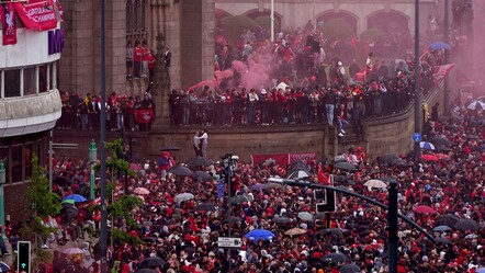Liverpool'un şampiyonluk kutlamalarında dehşet! Araç kalabalığa daldı, 47 kişi yaralandı - spor
