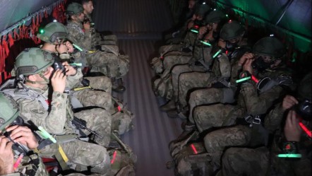 13 ülke gözlemci oldu! Erciyes-2025 Tatbikatı, paraşütçü komandoların gece atlayışı ile başladı - Gündem