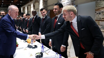 Cumhurbaşkanı Erdoğan'dan Galatasaray'a karşılama! Muslera ve Barış Alper ile samimi diyalog - haberler