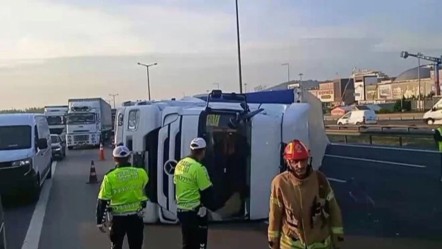 İstanbul'da trafiği felç eden kaza! Kurtköy'de tır devrildi - 3. Sayfa