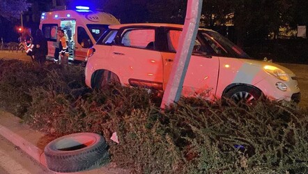 Süratli otomobil refüje çarptı! Sürücü aracı ve yaralıları bırakıp kaçtı - 3-sayfa