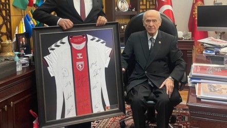 Bahçeli'ye anlamlı hediye! İmzalar dikkat çekiyor - Gündem
