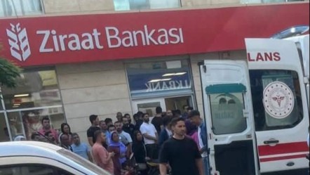 Bankada korku dolu anlar: Müdüre bıçak çekip paraları çaldı, dışarı çıkamadan enselendi - 3. Sayfa