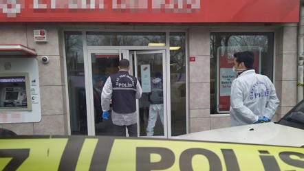 Bankada korku dolu anlar: Müdüre bıçak çekip paraları çaldı, dışarı çıkamadan enselendi - 3. Sayfa