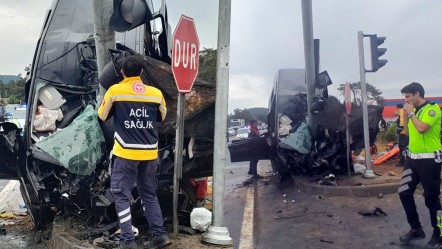Muğla'da feci kaza: Trafik direğine çarpan araç havada asılı kaldı - 3. Sayfa