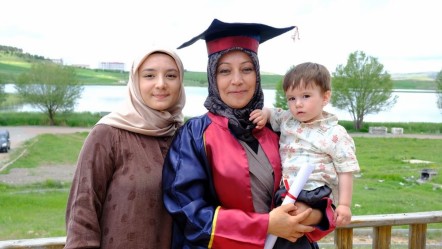 Azmin zaferi! Diplomasını kucağındaki torunuyla birlikte aldı - Yaşam