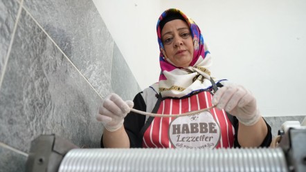 Gaziantepli  ev hanımı Sema geliniyle başladığı işte patron oldu! 5 kadın onun gözünün içine bakıyor - Yaşam