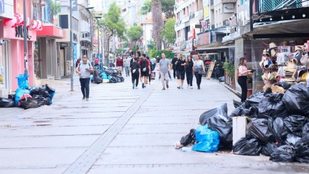 İzmir'de grev krizi büyüyor! Duraklar insan sokaklar çöp dolu - Gündem