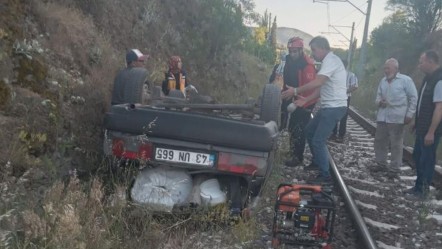 Balıkesir'de kontrolden çıkan otomobil, demir yoluna uçtu - 3. Sayfa