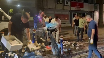 İzmir'i grev vurdu! Başkan Cemil Tugay, çareyi vatandaşlarla çöp toplamakta buldu - Gündem