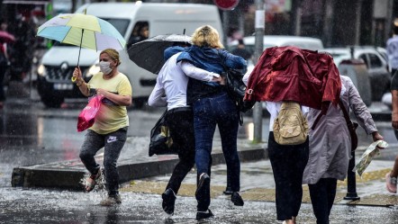 Meteoroloji saat verdi, 4 kenti 'sarı kod' ile uyardı! Kuvvetli sağanak yolda - Gündem