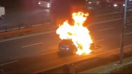 Bariyerlere çarpan araç alev topuna döndü! İstanbul'da korku dolu anlar - 3. Sayfa