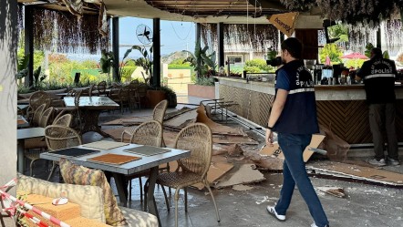 Gözde tatil beldesinde feci olay! Tavandan düşenler 5 turisti yaraladı - Gündem