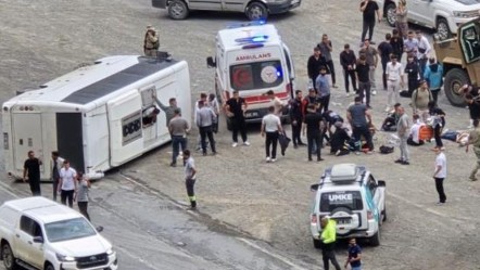 Hakkari'de midibüs devrildi: 12 askerimiz yaralandı! - Gündem