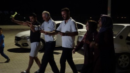 İnfaz düzenlemesi yürürlüğe girdi, mahkum yakınları çifte bayram etti! Halay çekerek beklediler - Gündem