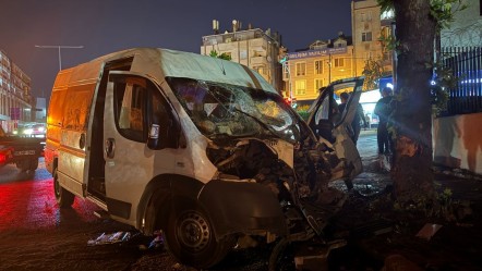 İstanbul'da servis minibüsü otomobille çarpıştı, yaralılar var - 3. Sayfa