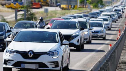 Kurban Bayramı tatili için yola döküldüler! 43 ilin geçiş güzergahında trafik kilitlendi - Gündem