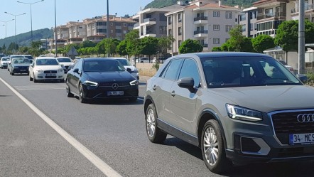 Kurban Bayramı’nda herkes oraya akın etti! Trafik ışıkları devre dışı yollarda uzun kuyruk - 3. Sayfa