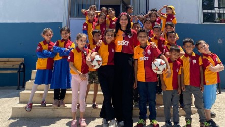 Yunus Akgün'den yürekleri ısıtan hareket! Köy okulundaki öğrencileri unutmadı - Spor