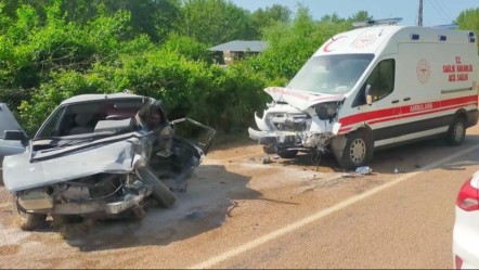  -Otomobil ambulansla çarpıştı, ölü ve yaralılar var