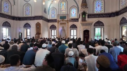 Cami doldu taştı! Kurban Bayramı namazı 3 defa kılındı - Dünya