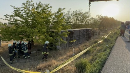 Konya'da yolcu otobüsü devrildi! Ölü ve yaralılar var - 3. Sayfa
