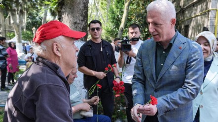 Vali Davut Gül'den bayramda Darülaceze ziyareti: Biz bir aileyiz - Gündem