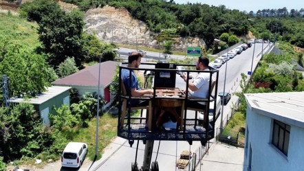 "Vinç çağırayım mı?" şakası gerçek oldu! 40 metre yükseklikte keyif yaptılar  - Yaşam