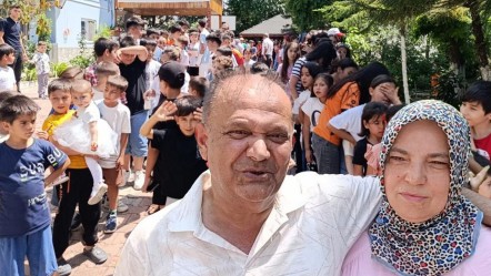 20 yıldır bu geleneği sürdürüyorlar! Adanalı çift bu bayram 600 çocuğu sevindirdi - Yaşam