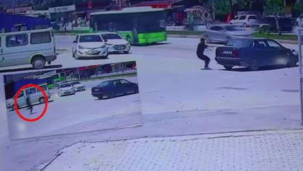 El frenini çekmediği aracın peşinden koştu! Faciaya ramak kala: Kaza anbean kamerada - 3. Sayfa