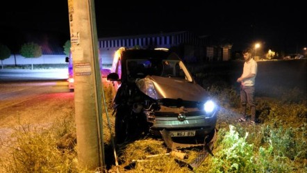 Konya'da otomobil direğe çarptı, 5 kişi yaralandı - 3. Sayfa