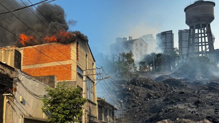 İzmir'in göbeğinde yangın alarmı! Alevler kısa sürede ev ve iş yerlerine sıçradı - Gündem