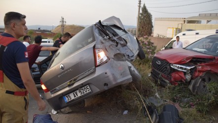 Manisa'da iki otomobil çarpıştı: Yaralılar var - 3. Sayfa