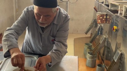 Emekli din görevlisi kendi makinesiyle lezzet üretiyor! Haşhaş için sıraya giriyorlar - Yaşam