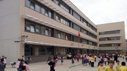 İstanbul'da skandal! Okul kantininde haç işaretli bileklik satmışlar, velilerden tepki yağıyor - Gündem