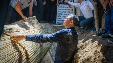 Özgür Özel, arkadaşı Ferdi Zeyrek'i elleriyle toprağa verdi! - Gündem