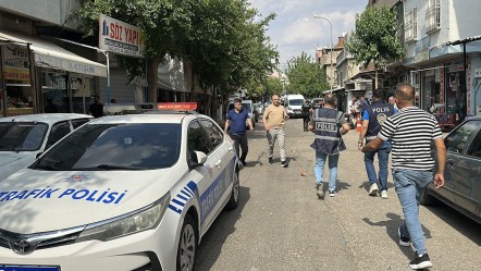 Şanlıurfa'da cadde ortasında silahlı bıçaklı kavga: Yaralılar var - 3. Sayfa