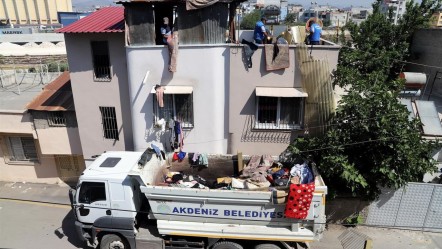 Mersin'de bir evden 2 kamyon çöp çıkarıldı - Yaşam