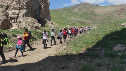 Yerli yabancı turistler akın ediyor! İnsanlar görebilmek için sıcağın altında 45 dakika yürüyor - Yaşam