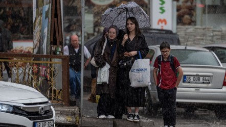 Yüksek sıcaklıklara kanmayın! Meteoroloji uyardı: Sağanak ve soğuk yolda - Yaşam