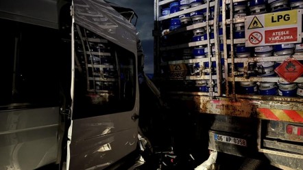 Otoyolda can pazarı: Tüp yüklü kamyon ile minibüs çarpıştı - 3. Sayfa