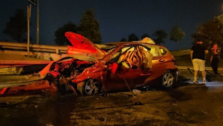 İstanbul'da korkunç kaza! Bariyer ön camdan girdi, şoför mahallinden çıktı - 3. Sayfa