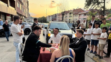 Gelin konvoyuna ilginç engel! Bahşişsiz geçişe izin yok... - Gündem