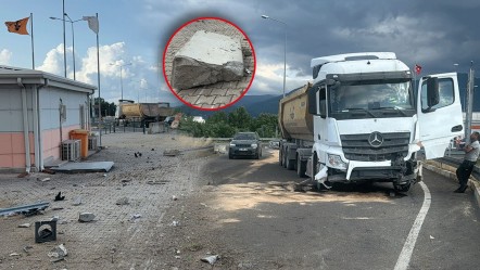 Ölümle burun buruna geldiler! 1 tonluk beton blokları parçalayan hafriyat kamyonu Karayolları binasını teğet geçti - 3. Sayfa