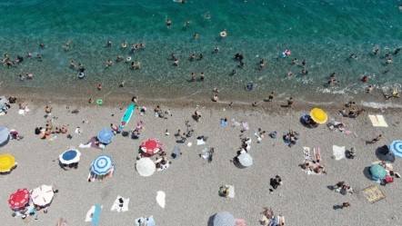 Termometreler 35 dereceyi gösterdi! Sınavdan çıkan denize koştu - Gündem