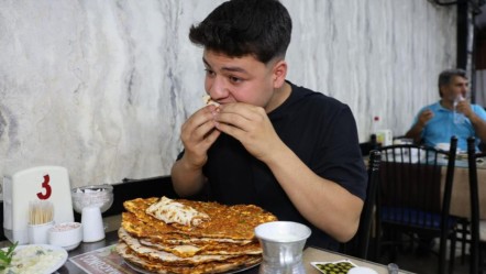 70 kilo ama yaptığı hayret ettiriyor! Bir oturuşta 15 lahmacun yiyebiliyor... "Midemin bir garipliği var" - Yaşam