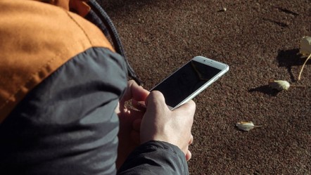 Avrupa ülkesinden flaş karar: Liselerde cep telefonu kullanımı yasaklandı - Dünya