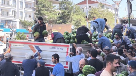 Birbirleriyle yarıştılar! 30 ton karpuzu bedava dağıttı - Yaşam
