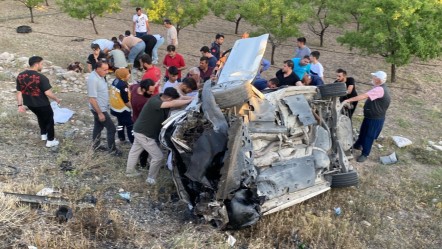 İki aracın çarpışması ortalığı kan gölüne çevirdi! Çok sayıda yaralı var - 3. Sayfa