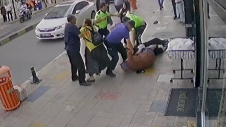Kadınların saç saça baş başa kavgasını polis güçlükle ayırdı! - Gündem